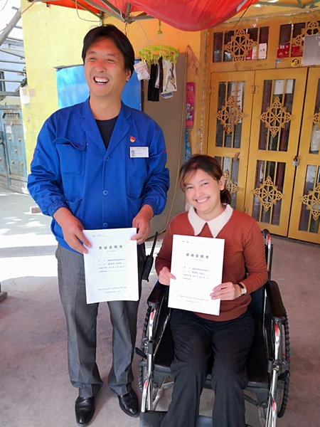 1617849485617247.jpg 幫助殘疾姑娘入職簽合同.jpg